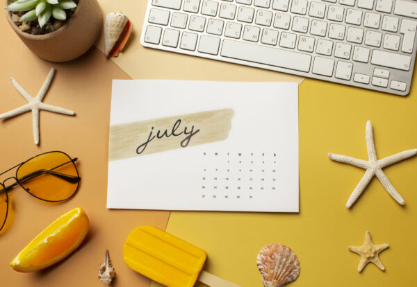 calendario-y-teclado-de-julio-plano-laico